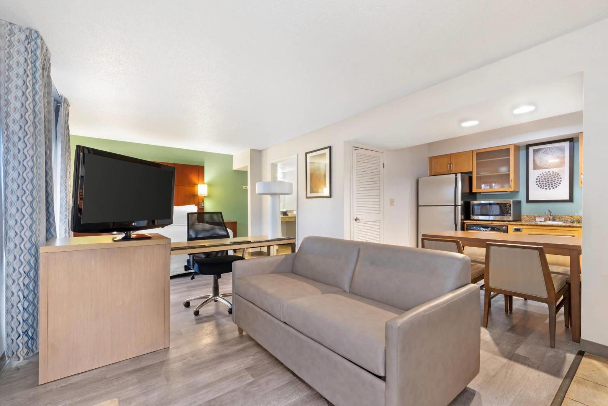 Queen Studio Room with Disability access and Tub,1703555736:JPEG